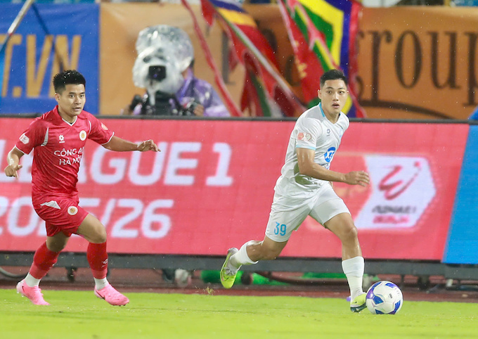 Ti Phông vá các cầu thủ Nam Định khá bế tắc trong tấn công. Ảnh: Quang Đương 