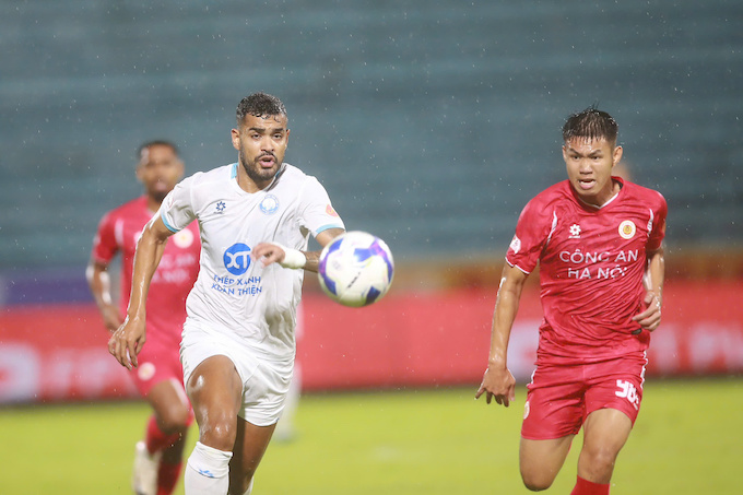 Hai đội nhập cuộc khá cẩn trọng, đặc biệt là chủ nhà Nam Định. Ảnh: Quang Đương