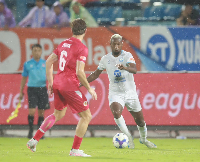 Hàng phòng ngự chắc chắn của CAHN phong toả thành công các chân sút của Nam Định. Ảnh: Quang Đương