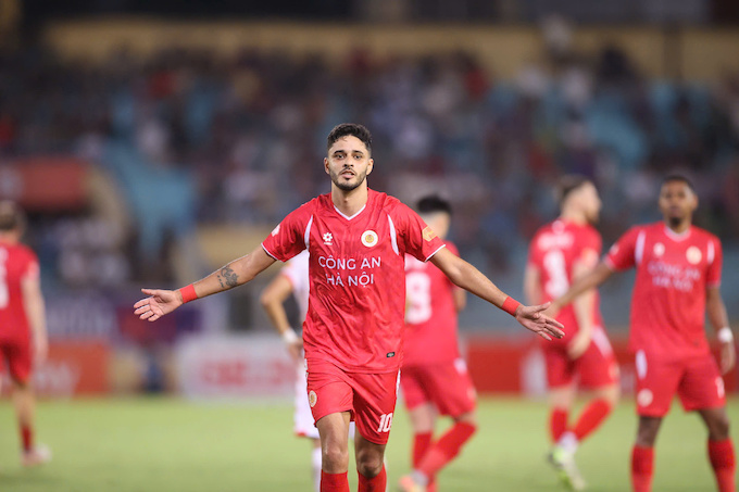 Niềm vui của cầu thủ CAHN khi có bàn thắng. Ảnh: Đức Cường