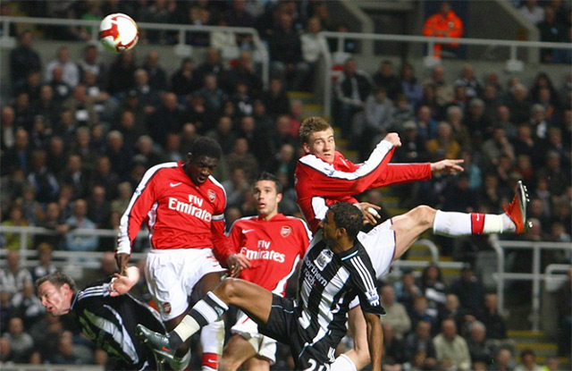 Bendtner chọc thủng lưới Newcastle bằng cú đánh đầu dũng mãnh