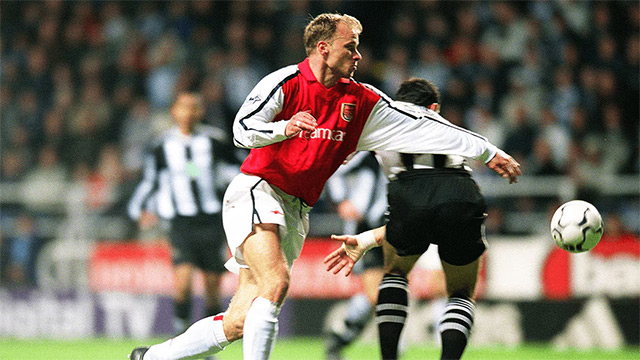 Bergkamp từng ghi được bàn thắng để đời trên sân của Newcastle