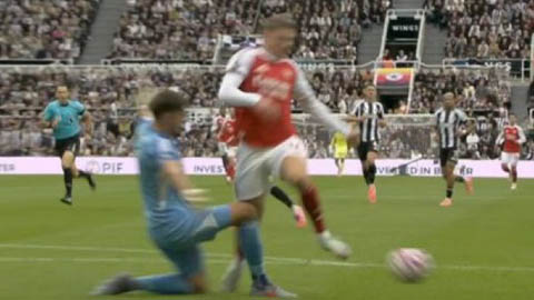 Trọng tài gây bức xúc khi tước quả phạt đền gây tranh cãi của Arsenal  Trọng tài gây bức xúc khi tước quả phạt đền gây tranh cãi của Arsenal