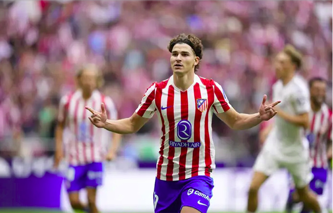 Anh lập cú đúp vào lưới Courtois