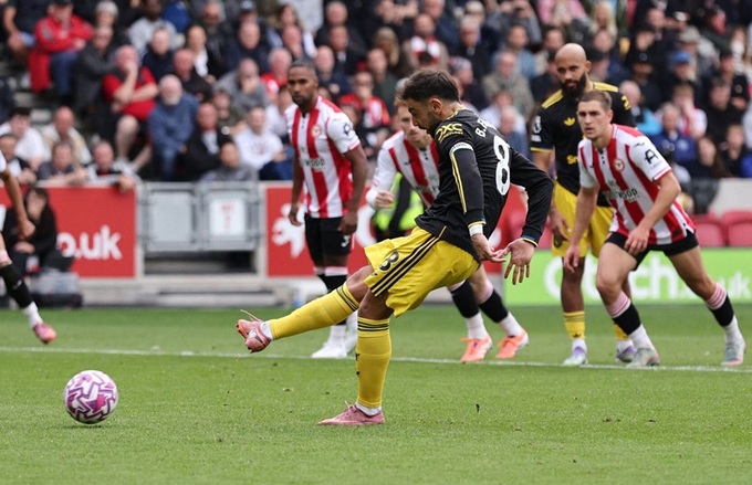 Bruno Fernandes sút hỏng penalty, khiến HLV Ruben Amorim có nguy cơ bay ghế HLV trưởng MU