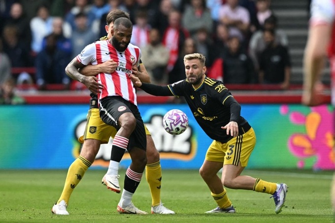 Luke Shaw (áo đen) bị fan MU chỉ đích danh "tội đồ"