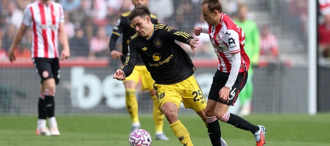 Ugarte cũng đá dở tệ