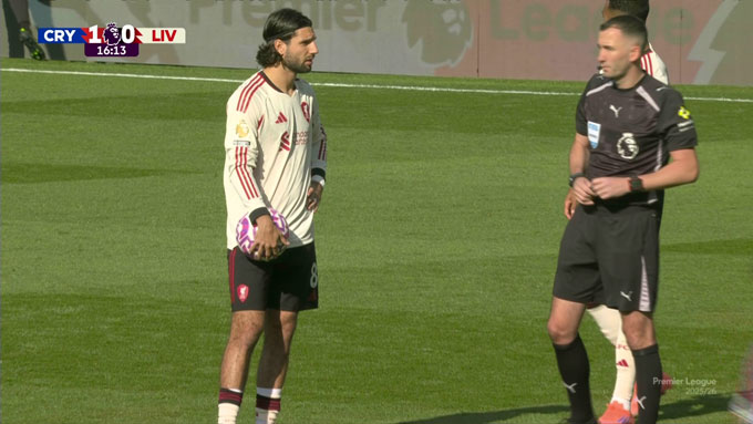 Trận đấu Palace vs Liverpool phải tạm dừng