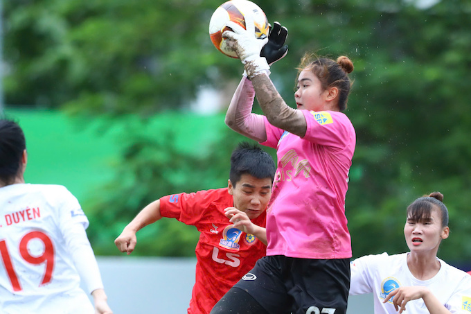 Một pha áp đảo trước khung thành thủ môn Lê Thị Thu của PP Hà Nam. Ảnh: Phan Tùng 
