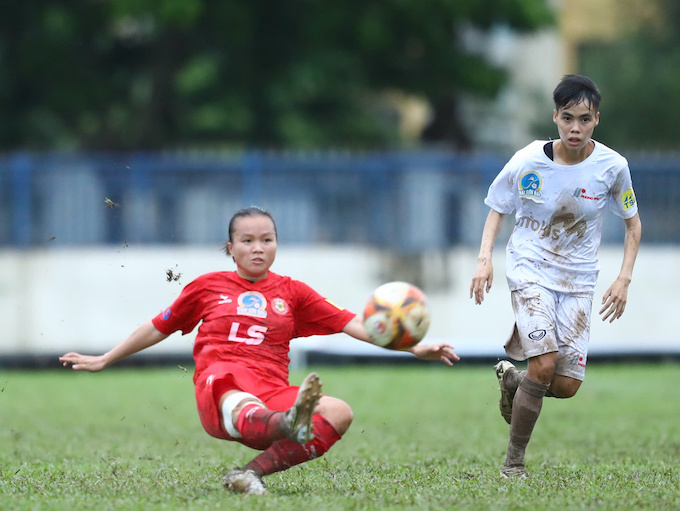 TP.HCM I (áo đỏ) có phần lấn lướt hơn so với PP Hà Nam. Ảnh: Phan Tùng 