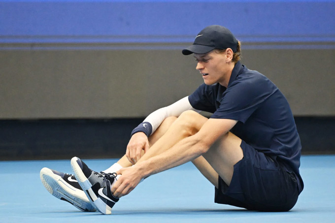 Sinner gặp chút vấn đề ở mắt cá
