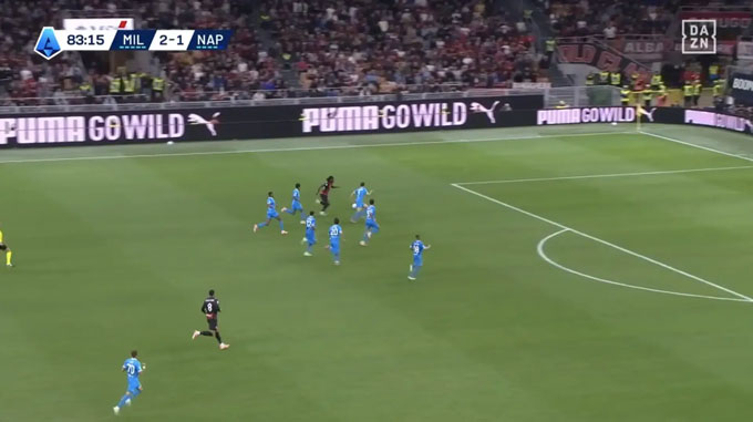 Leao bị 7 cầu thủ Napoli bao quanh