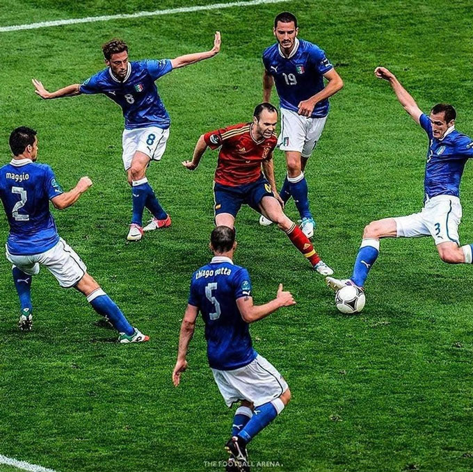 Iniesta cũng bị 5 cầu thủ Italia quây chặt