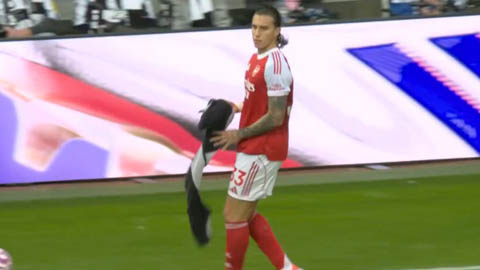  Hậu vệ của Arsenal tạo ra tình huống hy hữu ở trận thắng Newcastle