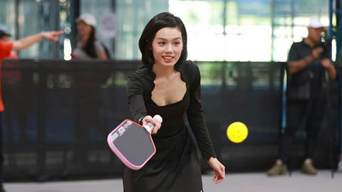 Nữ tiếp viên phim 'Tử chiến trên không' đẹp không tỳ vết ở sân pickleball  Nữ tiếp viên phim 'Tử chiến trên không' đẹp không tỳ vết ở sân pickleball