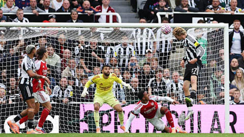 Woltemade đẩy ngã Gabriel, vì sao bàn thắng của Newcastle vẫn được công nhận?  Woltemade đẩy ngã Gabriel, vì sao bàn thắng của Newcastle vẫn được công nhận?