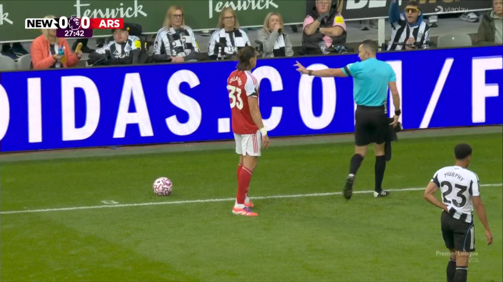 Trọng T làm đúng luật ở tình huống ma mãnh của Calafiori