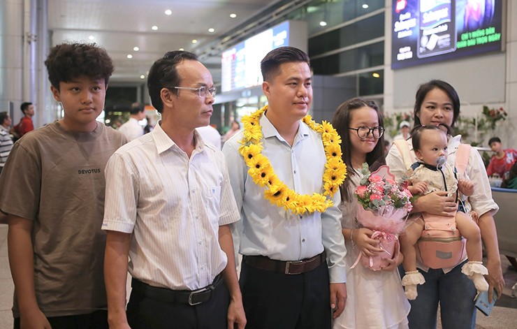 Lại Lý Huynh về nước trong sự chào đón nồng nhiệt của NHM