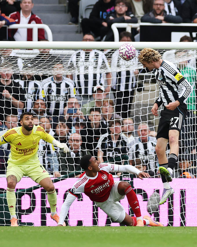 Arsenal thủng lưới vì hàng phòng ngự không tốt