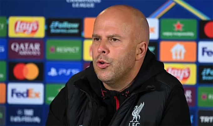 HLV Arne Slot gạch tên Chiesa ở trận gặp Galatasaray