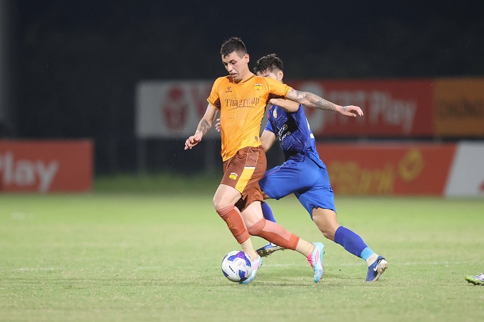 Ngoại binh của HAGL chưa thể hiện được vai trò ở khâu tấn công - Ảnh: Đức Cường