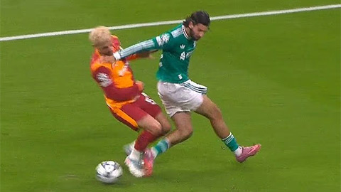 Fan Liverpool nổi điên vì bị thổi phạt 11m  Fan Liverpool nổi điên vì bị thổi phạt 11m