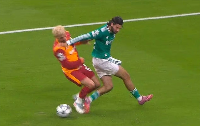 Tình huống dẫn đến quả phạt 11m của Liverpool