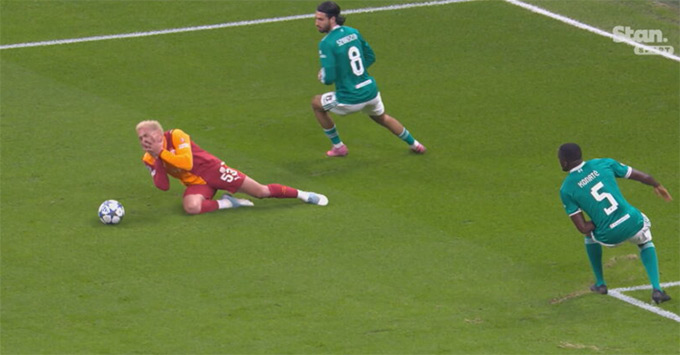 Fan Liverpool cho rằng Szoboszlai chưa phạm lỗi