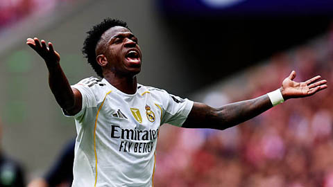 Vinicius như 'phát điên' với Alonso  Vinicius như 'phát điên' với Alonso