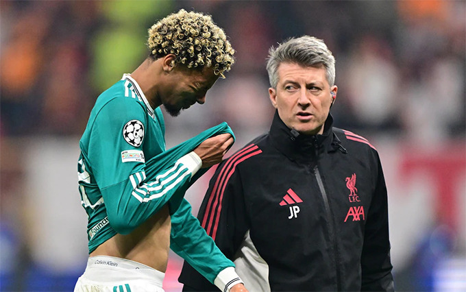 Ekitike rời sân vì chấn thương