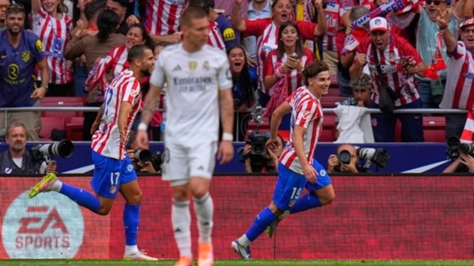 Julian Alvarez (phải) vừa giúp Atletico thắng 5-2 trước Real Madrid ở La Liga cuối tuần qua