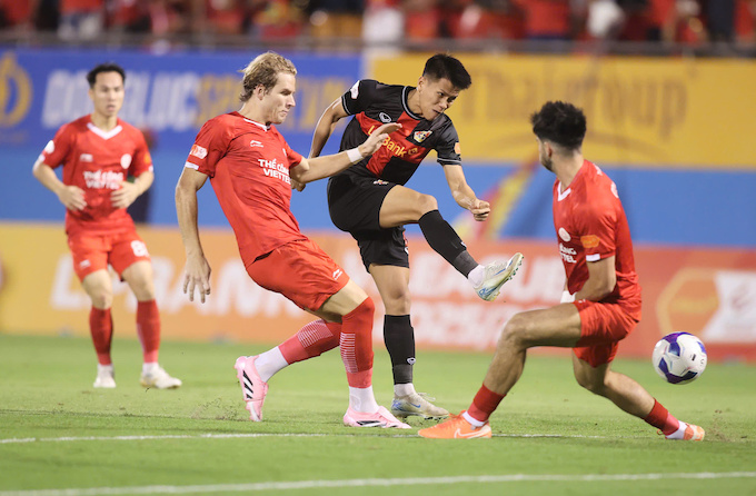 Các cầu thủ Thể Công Viettel vẫn nắm thế chủ động hơn trong cuộc so kè này. Ảnh: Đức Cường 