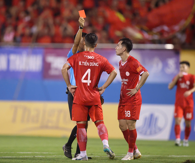 Bùi Tiến Dũng đã nhận thẻ đỏ ở phút 34. Ảnh: Đức Cường