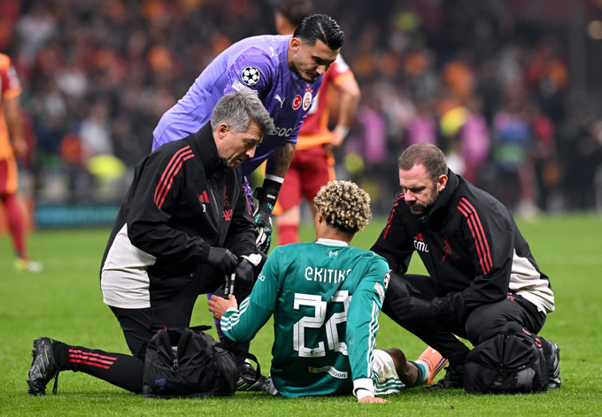 Ekitike chấn thương ở trận Liverpool thua Galatasaray