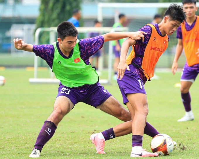 Maxwell James Peereboom trong một buổi luyện tập cùng dự tuyển U17 Việt Nam. Ảnh: Minh Dân