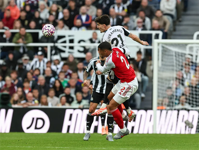 Livramento dính chấn thương sau pha phạm lỗi của Saliba