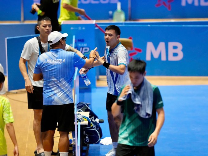 Tranh cãi nổ ra sau trận