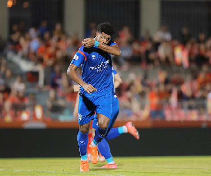 Niềm vui của ngoại binh Amarildo khi có bàn thắng cho PVF-CAND trên chấm phạt đền. Ảnh: Đức Cường