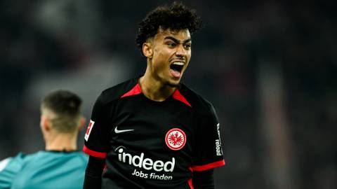 Frankfurt vs Bayern: Nathaniel Brown được tưởng thưởng  Frankfurt vs Bayern: Nathaniel Brown được tưởng thưởng