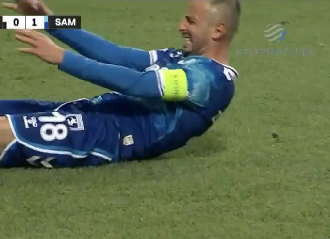 ...và nằm xuống sân