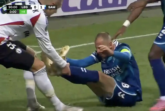 Và kéo anh ra khỏi sân để trận đấu tiếp tục