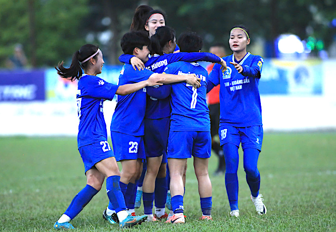 Niềm vui của Than KSVN khi có bàn gỡ hoà 1-1. Ảnh: Phan Tùng 