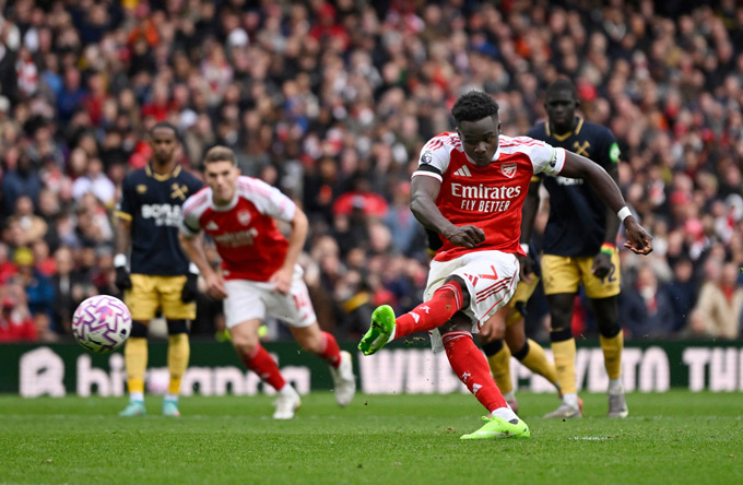 Saka thực hiện thành công quả 11 mét