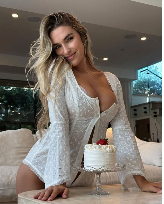 Kayla Simmons khiến fan trầm trồ