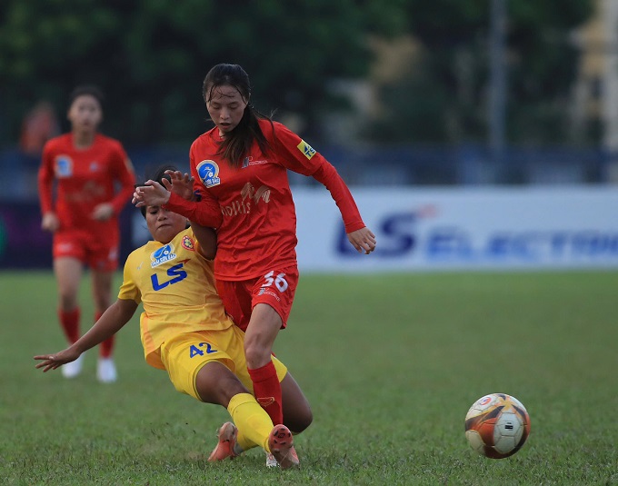 TP.HCM II phòng ngự số đông khiến PP Hà Nam gặp khó - Ảnh: Phan Tùng 