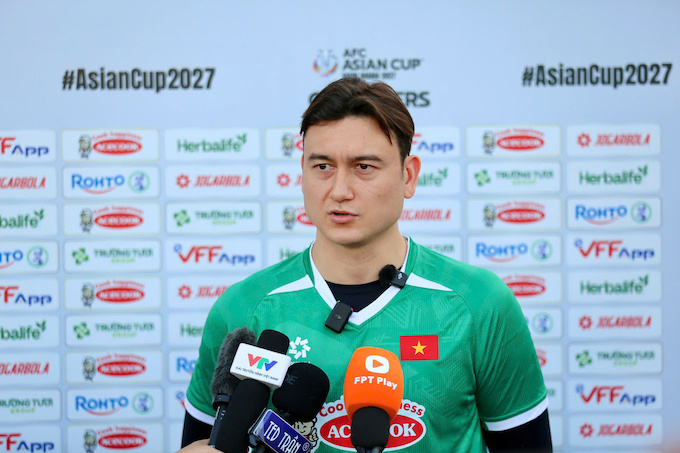 Văn Lâm trả lời báo chí trước buổi tập - Ảnh: Anh KHoa 