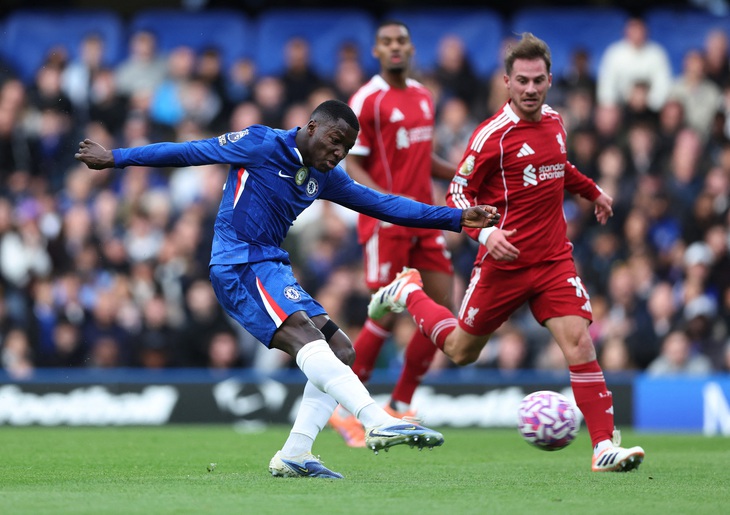 Mac Allister bất lực nhìn Caicedo ghi bàn