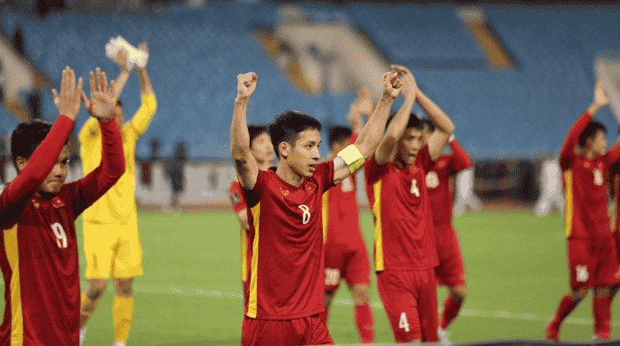 Tuyển Việt Nam ăn mừng chiến thắng trước Trung Quốc trên sân Mỹ Đình.