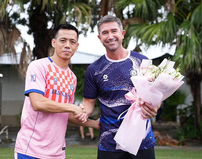 HLV Harry Kewell gặp gỡ các cầu thủ Hà Nội - Ảnh: Hà Nội FC