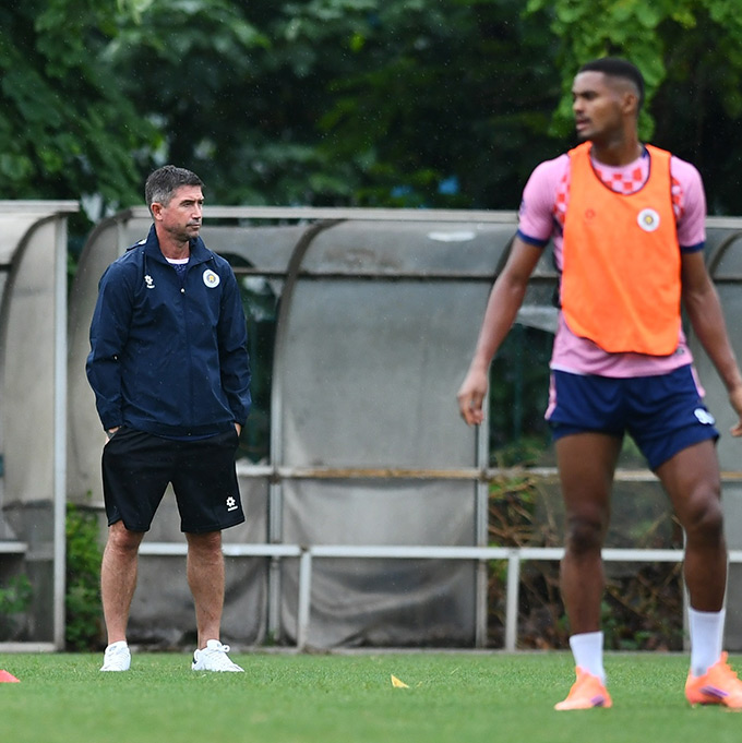 Ông Harry Kewell không vội vàng huấn luyện CLB Hà Nội